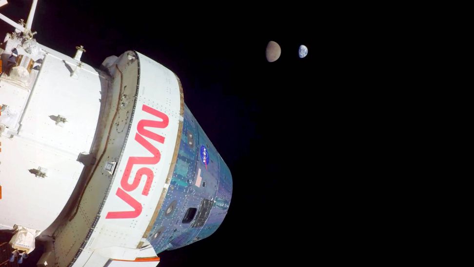 Selfie de la nave Orion con la Luna al fondo durante Artemis 1
